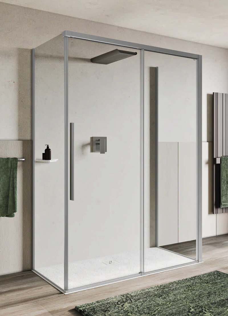 Box doccia a centro stanza con 3 lati e porta scorrevole, profili brillantati. Collezione Evox