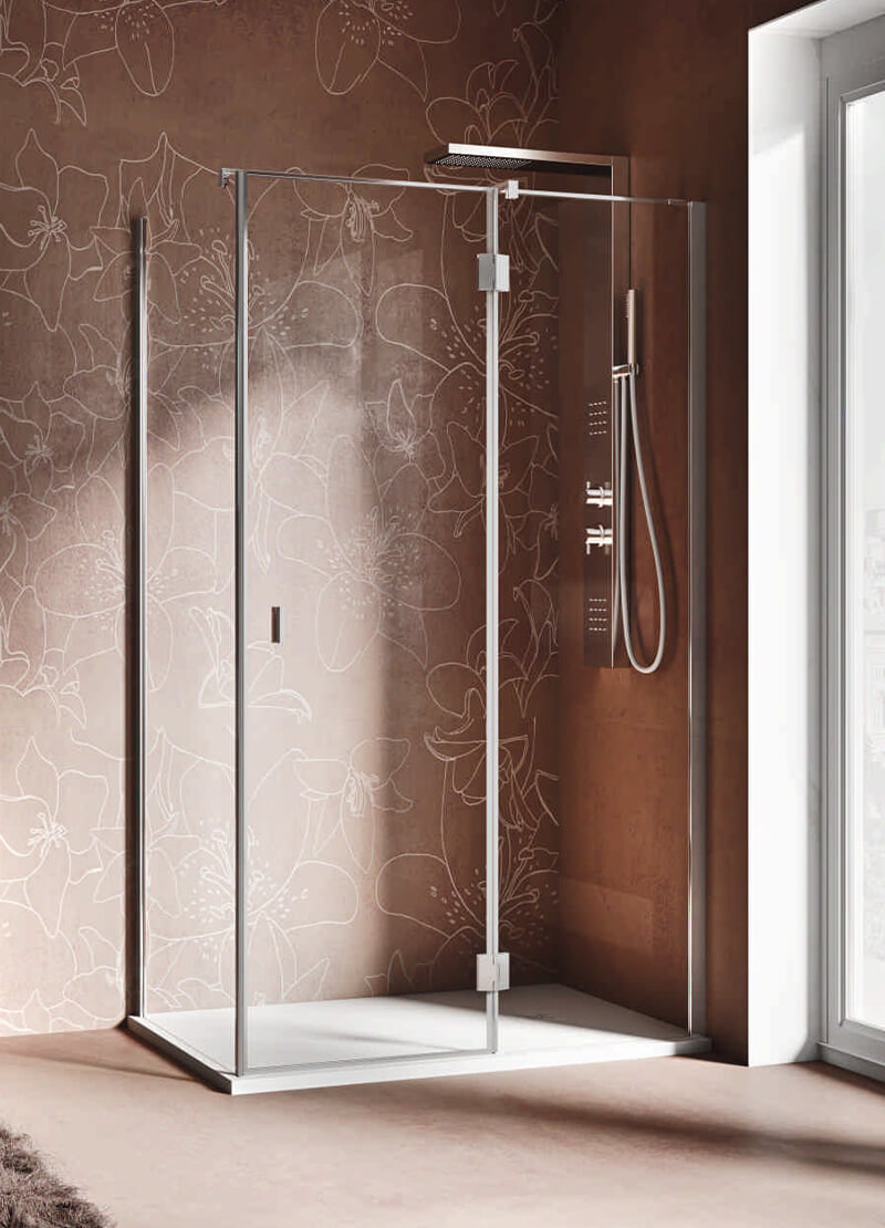 Cabina doccia tradizionale con anta a battente ad angolo e profili minimali. Collezione Petrarca
