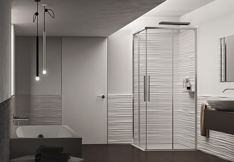 Box doccia angolare con doppia porta scorrevole e profili brillantati