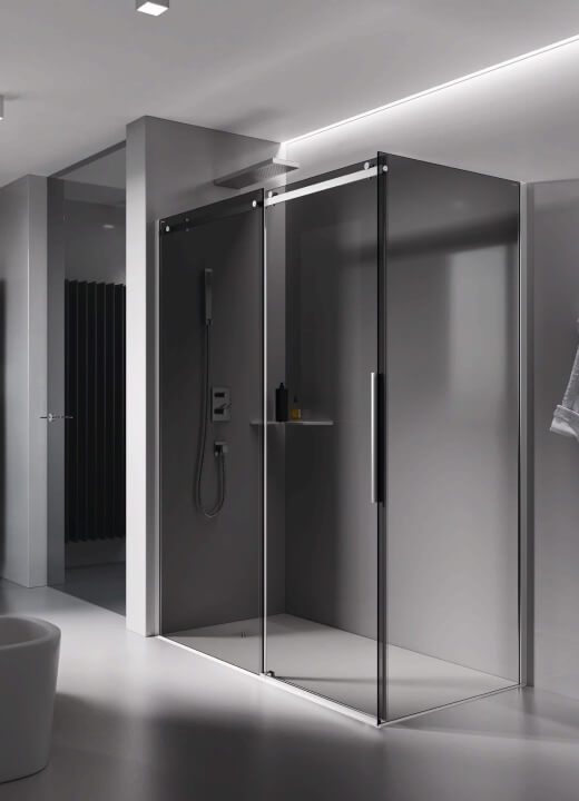 Box doccia moderno con porta scorrevole e vetro grigio