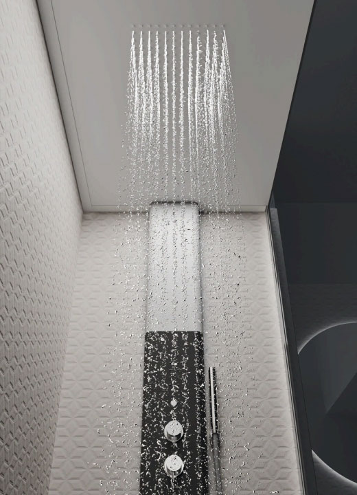 Duschabtrennung mit Dach und Multifunktionsbrause im Einsatz bei herunterlaufendem Wasser