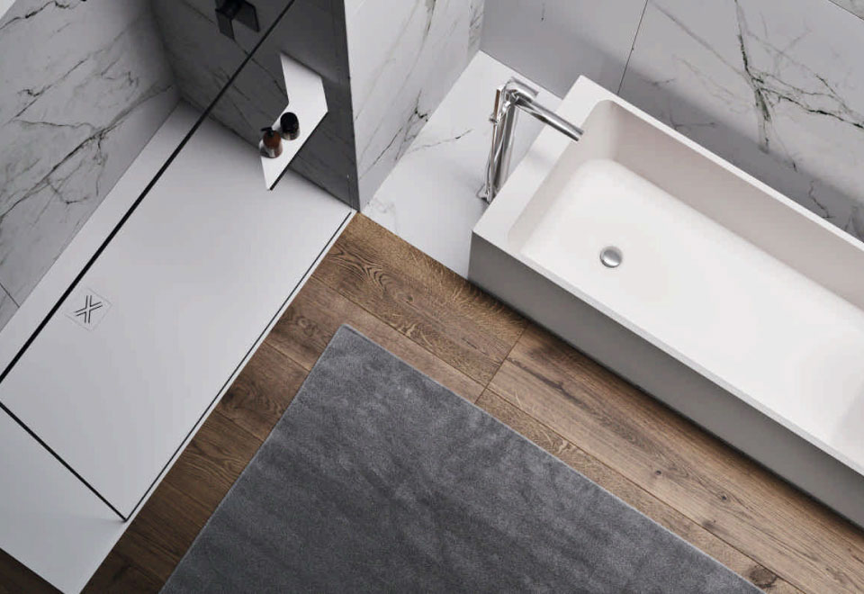 Ambiente bagno con vasca e box doccia walk-in