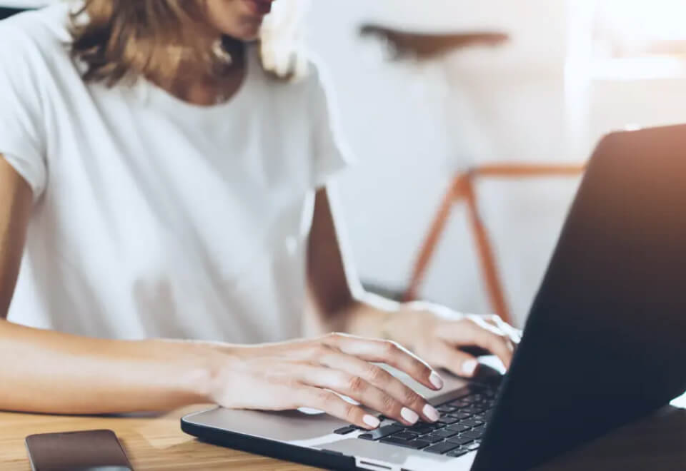 Mädchen verwendet Computer, um E-Mails zu schreiben