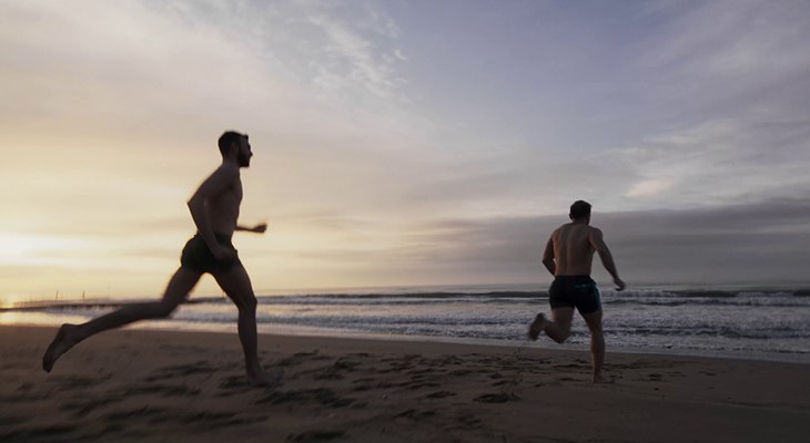 Video istituzionale Relax ragazzi che corrono su una spiaggia