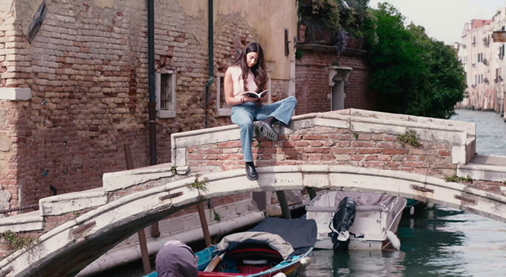 Video istituzionale Relax ragazza seduta su un ponte a venezia